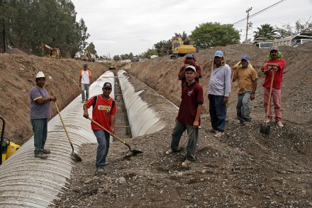 Trabajadores privados no registrados y trabajadores públicos precarios.